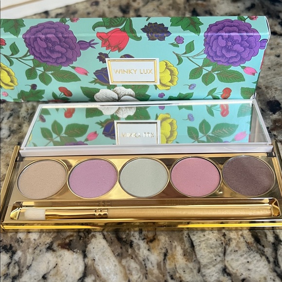 ⚡️💕WINKY LUX Macaron Eyeshadow Palette - Picture 4 of 7